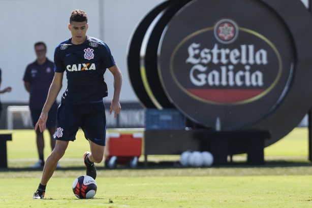 Léo Santos durante treino no CT Joaquim Grava