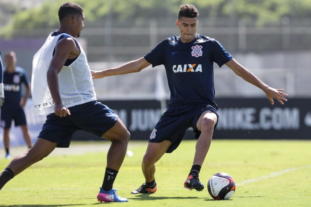 Léo Santos no CT Joaquim Grava durante treino
