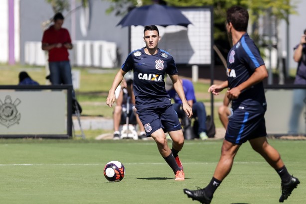 Mantuan, recémm promovido da base, durante treino no CT Joaquim Grava