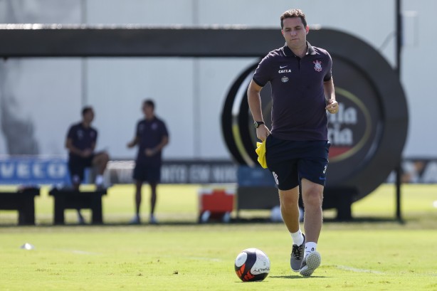 Osmar Loss durante atividade no CT Joaquim Grava
