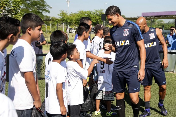 Pablo e Fellipe Bastos cumprimentam crianças durante o treino do CT antes da partida contra Audax
