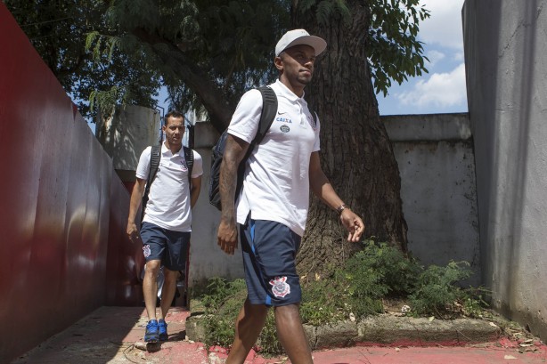 Paulo Roberto e Rodriguinho chegando no estádio José Liberatti para partida contra o Audax