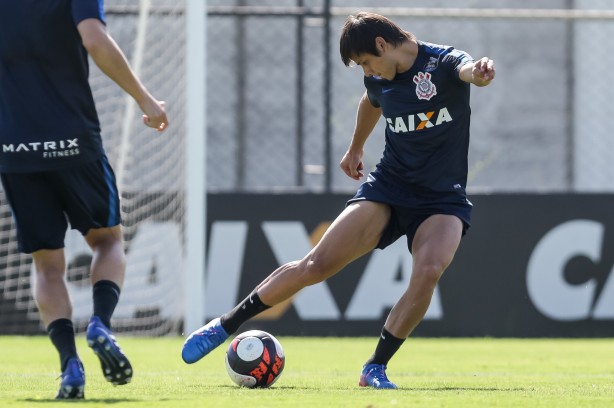 Romero chutando a bola durante treino no CT Joaquim Grava
