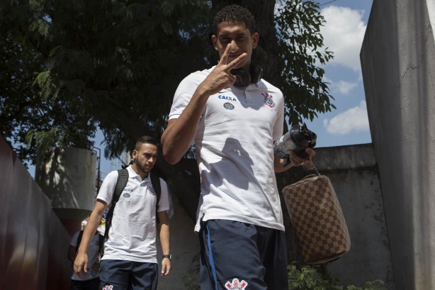 Zagueiro Pablo chegando ao estádio José Liberatti para partida contra o Audax