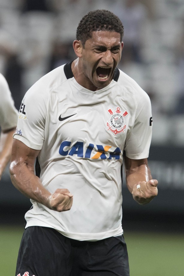 Zagueiro Pablo vibra após marcar o gol da vitória contra o Novorizontino