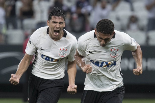 Zagueiros Pablo e Balbuena comemorando o gol contra o Novorizontino