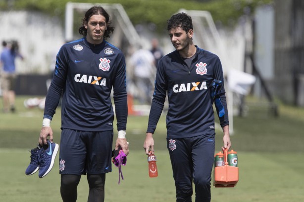 Cássio e Vidotto caminham no gramado durante preparação para o clássico contra o Palmeiras