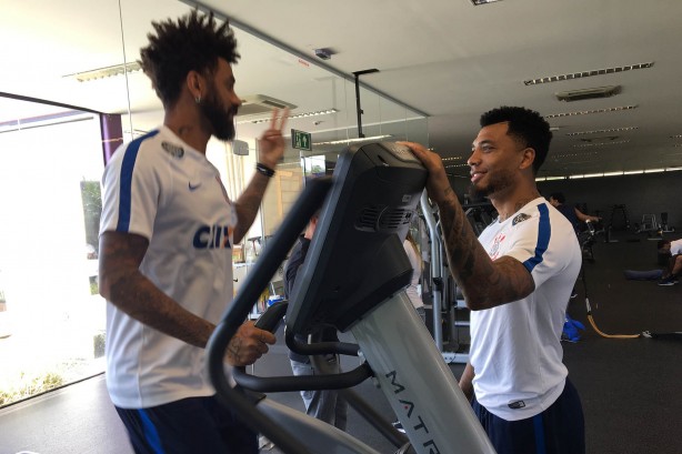 Kazim em momento descontrado com o amigo Cristian