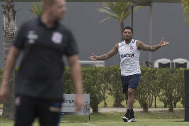 Kazim participou do treino do Corinthians no CT Joaquim Grava