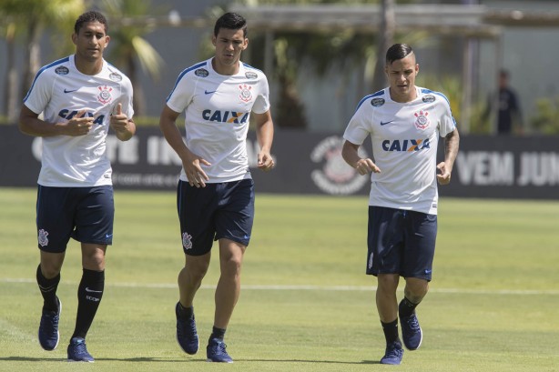 Pablo, Balbuena e Guilherme Arana em jogo treino contra o Água Santa