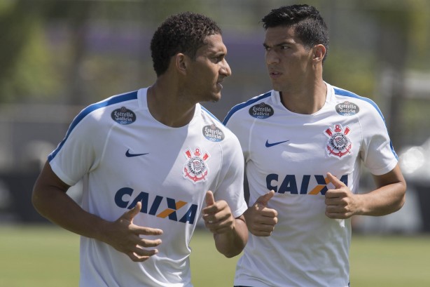 Pablo e Balbuena durante atividade preparatória em jogo treino contra o Água Santa