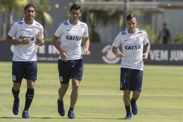 Titulares correram no gramado antes da academia