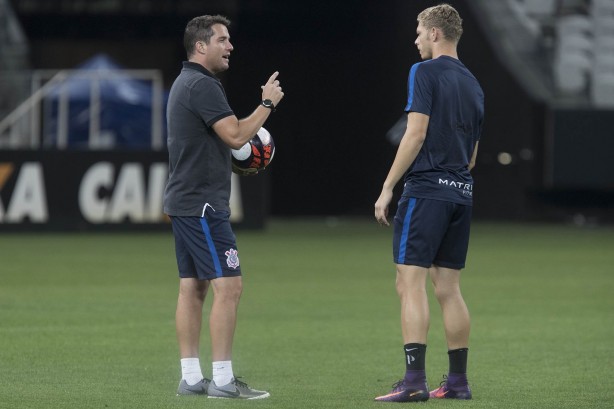 Auxiliar Osmar Loss conversa com meia Marlone durante treino na Arena antes do Dérbi