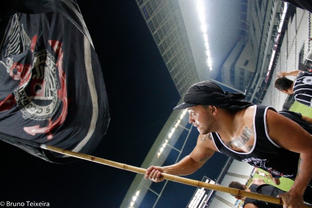 Bandeira na Arena Corinthians durante o treino pr-classico