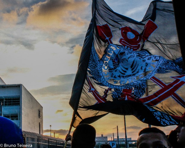 Bandeira no treino do Corinthians na Arena