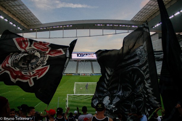 Bandeiras de mastro na Arena Corinthians