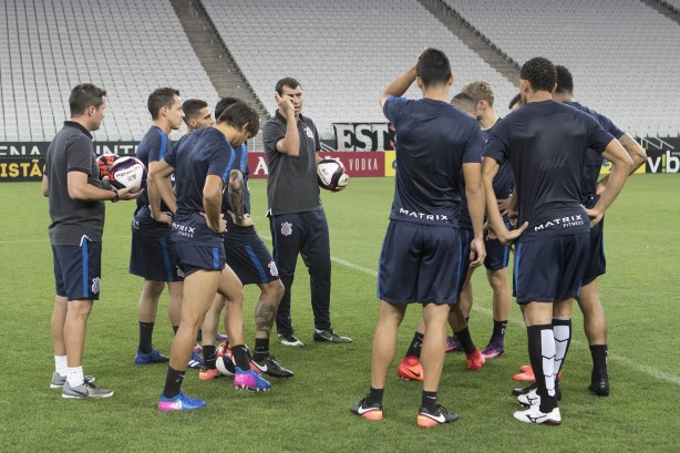 Elenco reunido na Arena para treino aberto antes do Dérbi