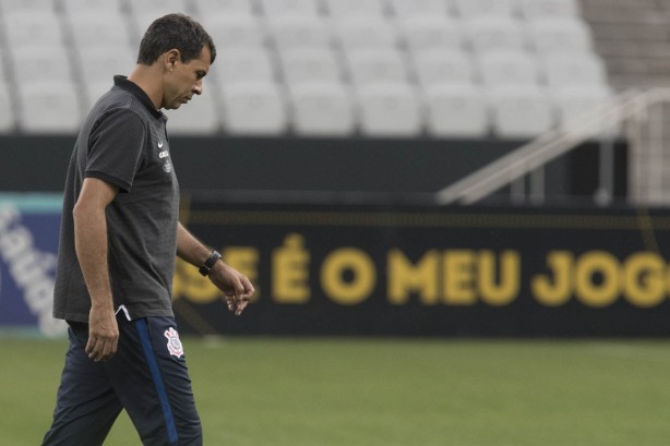 Fábio Carille caminha pensativo no gramado da Arena em último treino antes do Dérbi