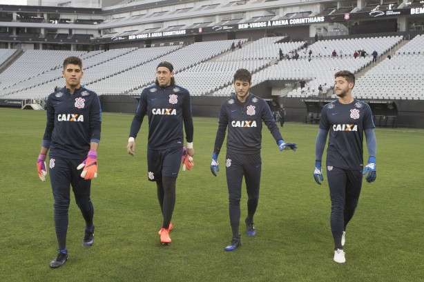 Goleiros caminham pelo gramado da Arena durante treino aberto
