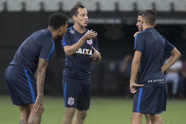 Jogadores conversam durante treino aberto na Arena