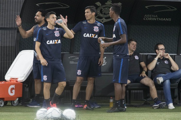 Jogadores se hidratando durante treino aberto na Arena Corinthians