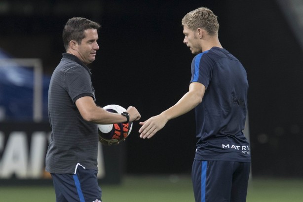 Osmar Loss e Marlone conversam durante treino na Arena