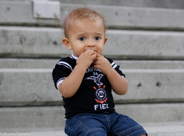 Pequeno torcedor na Arena Corinthians durante treino aberto