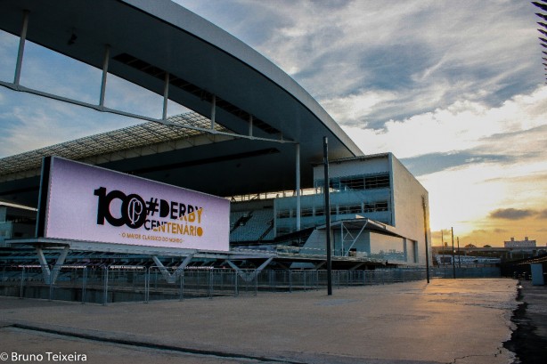 Pôr do sol na Arena Corinthians em tarde de treino aberto