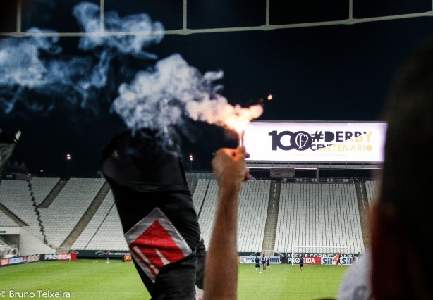 Sinalizadores foram levados na Arena Corinthians