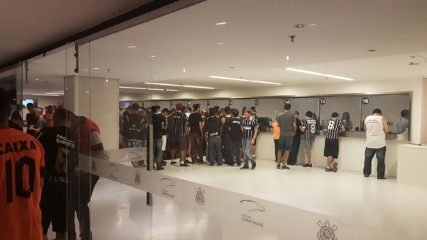 Fila para comprar ingressos na Arena Corinthians