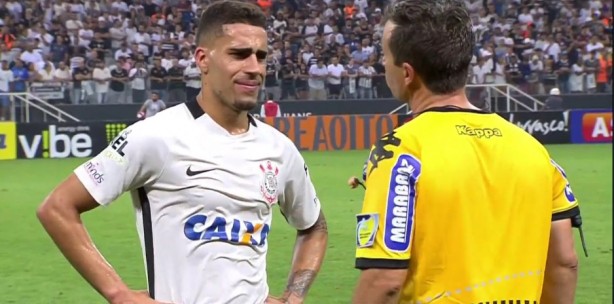 Gabriel foi punido com carto amarelo aps falta cometida por Maycon