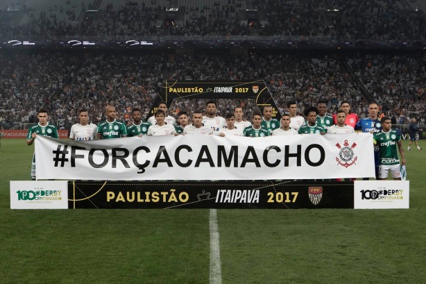 Jogadores com mensagem de apoio a Camacho antes do Clássico