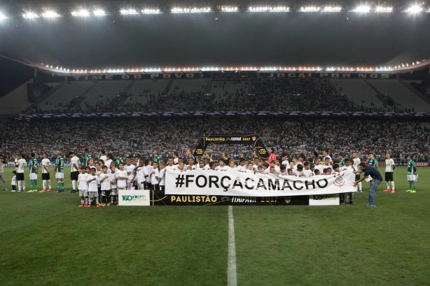 Jogadores com mensagem de apoio a Camacho antes do Clássico