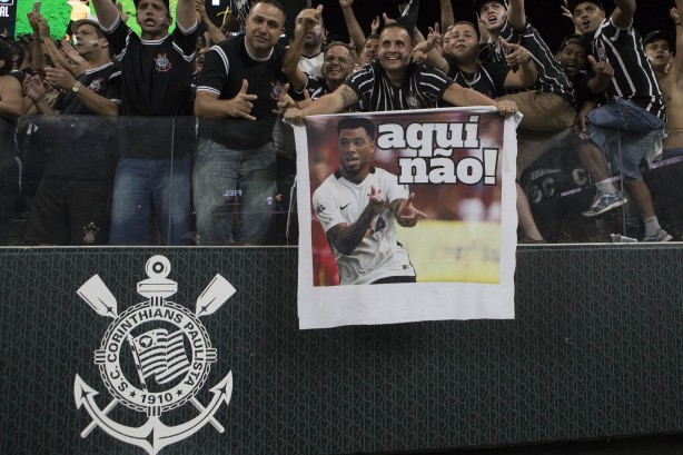 Torcedores fazendo a festa na Arena Corinthians em dia de Clássico