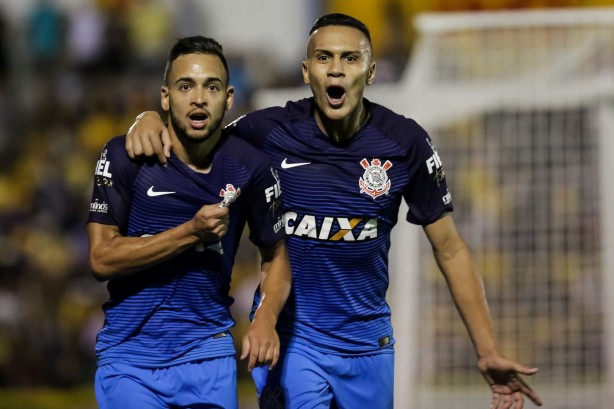 Maycon e Léo Jabá se abraçam para comemorar o gol do meia contra o Mirassol
