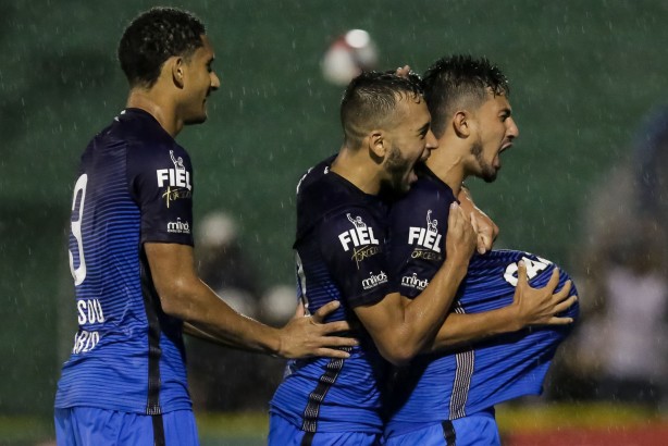 Jogadores vibram muito com o gol o garoto Pedro Henrique
