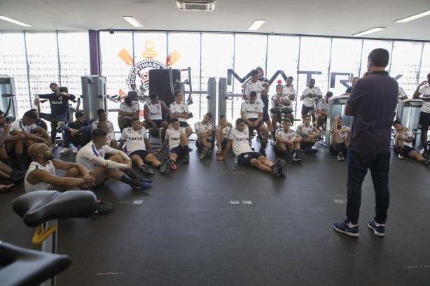 Fábio Carille palestra para jogadores na academia do CT