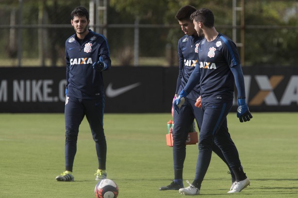 Goleiros do Timão caminham pelo gramado