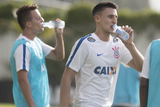 Mantuan e Rodrigo Figueiredo se hidratando durante atividade no CT