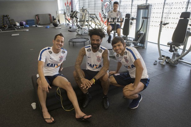Rodriguinho, Cristian e Romero posam para foto na academia do CT