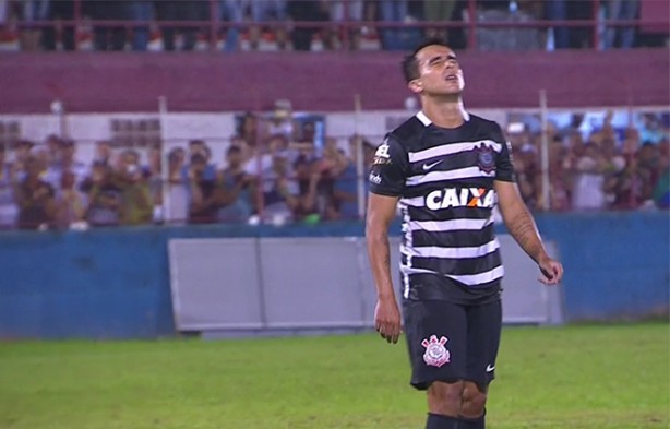 Jadson bateu o primeiro pênalti do Corinthians, e perdeu