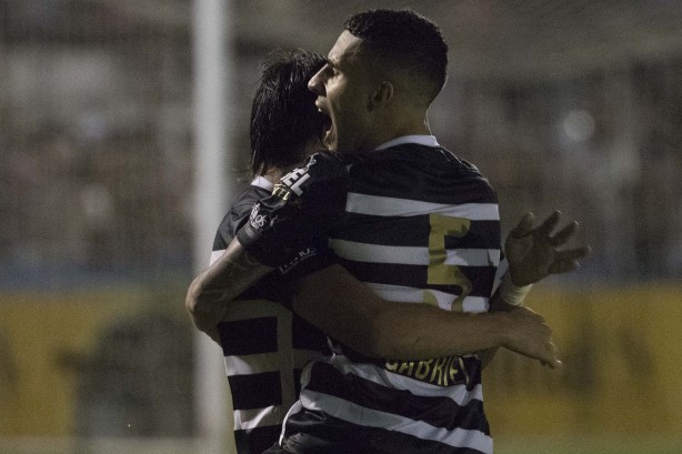Abraço entre Gabriel e Romero para comemorar a classificação contra o Brusque, na Copa do Brasil