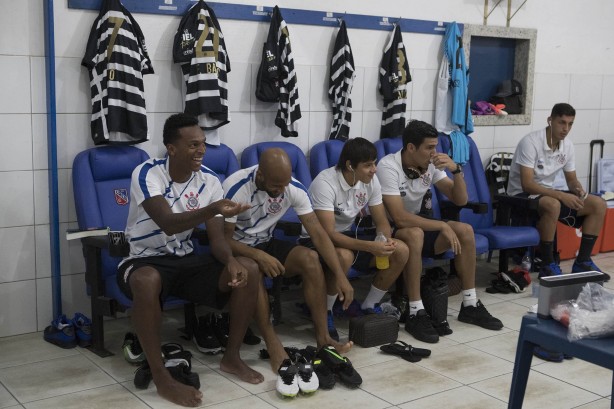 Antes do jogo contra o Brusque, os jogadores aguardam no vestiário do estádio Augusto Bauer