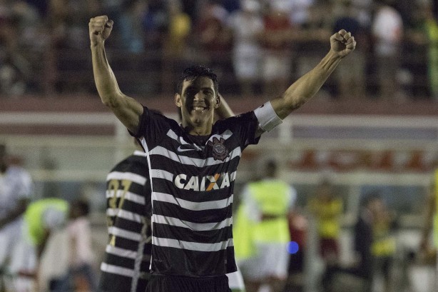 Balbuena comemora a classificação nos pênaltis diante do Brusque, pela Copa do Brasil
