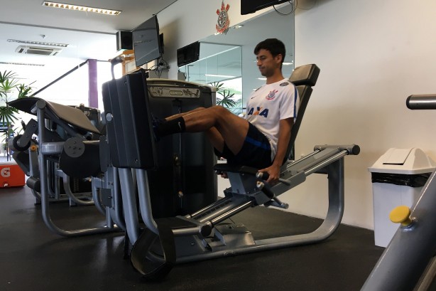 Camacho faz exercícios para as pernas na academia