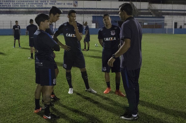 Carille e jogadores durante treino no estádio Augusto Bauer, em Brusque