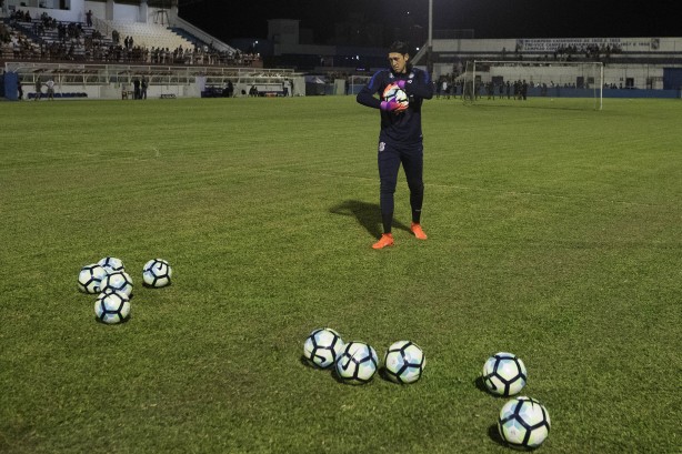 Cássio durante treinamento no estádio Augusto Bauer antes do duelo contra o Brusque
