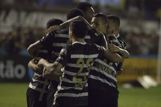 Comemoração dos jogadores pela classificação nos pênaltis diante do Brusque