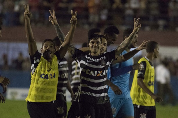 Elenco comemora a classificação nos pênaltis diante do Brusque, pela Copa do Brasil