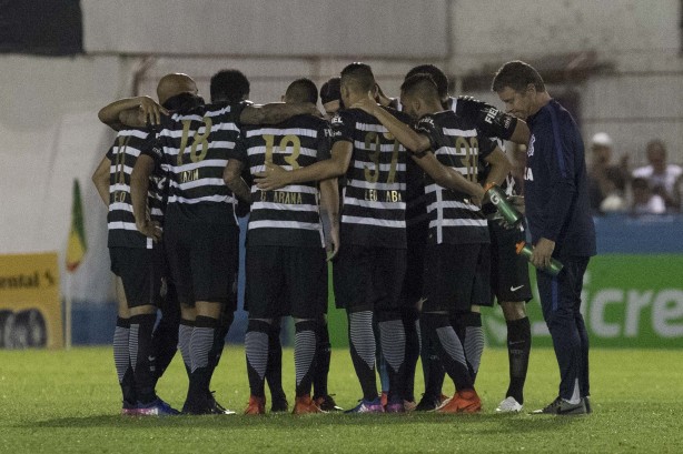 Elenco se abraça em partida contra o Brusque pela Copa do Brasil